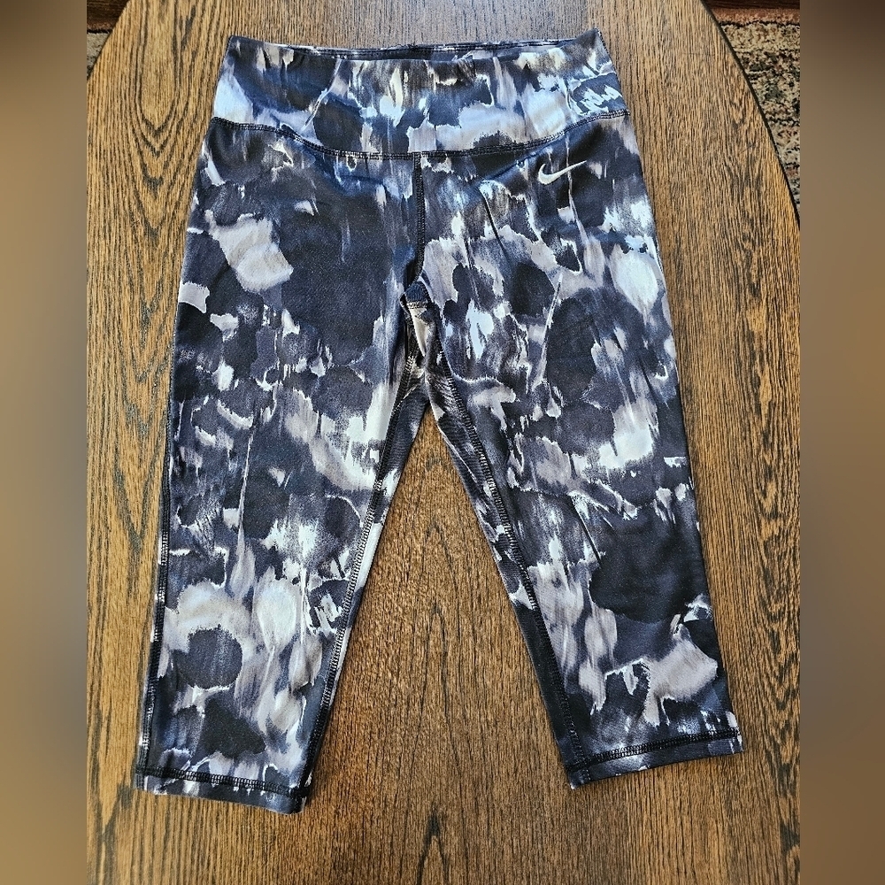 Nike Dri-Fit Black and White Patterned ¾ Leggings Size Womens Medium